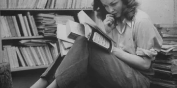 Sylvia Plath, mendja e bukur e ndriçuar nga flaka që e dogji nga brenda