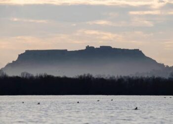 Çdo ditë n’Shkodër, nadja asht nji zgjim i andshëm andrrimesh qi njom buzët n’tamlin e Rozafatit, e lan syt e shkrum n’liqen
