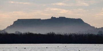 Çdo ditë n’Shkodër, nadja asht nji zgjim i andshëm andrrimesh qi njom buzët n’tamlin e Rozafatit, e lan syt e shkrum n’liqen