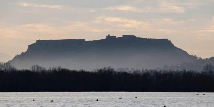 Çdo ditë n’Shkodër, nadja asht nji zgjim i andshëm andrrimesh qi njom buzët n’tamlin e Rozafatit, e lan syt e shkrum n’liqen