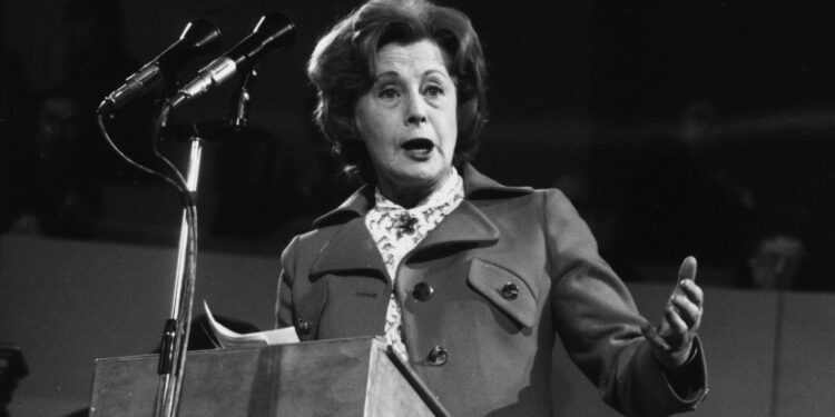 Barbara Castle, gruaja që tmerroi burrat e politikës, zëri i fuqishëm i të varfërve në parlamentin britanik