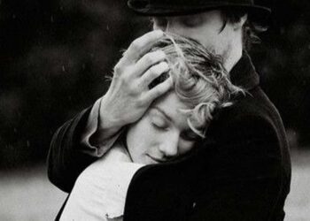 Shndërrimi i dashurisë, nga hiri dalldisës dhe kundërmimi dehës, në lëndë jetësore