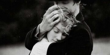 Shndërrimi i dashurisë, nga hiri dalldisës dhe kundërmimi dehës, në lëndë jetësore