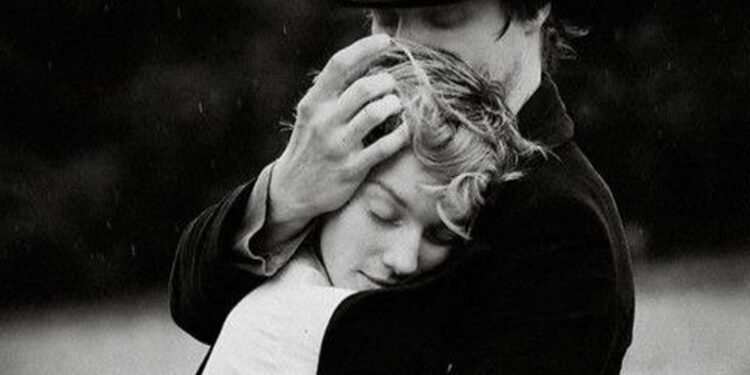 Shndërrimi i dashurisë, nga hiri dalldisës dhe kundërmimi dehës, në lëndë jetësore