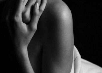 Alarmi i Umberto Galimberti: Dashuria, një emocion që digjet dhe fiket si një shkëndijë e çastit