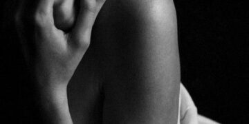 Alarmi i Umberto Galimberti: Dashuria, një emocion që digjet dhe fiket si një shkëndijë e çastit