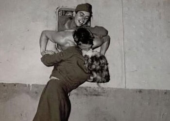 Marlene Dietrich, dhuron puthjen ikonike ushtarit Carus Olcott në bordin e USS Monticello