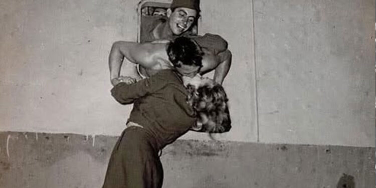 Marlene Dietrich, dhuron puthjen ikonike ushtarit Carus Olcott në bordin e USS Monticello