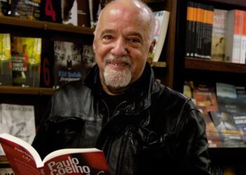 Paulo Coelho, ai që ka pikasur një dritëshkurtësi moderne, që na ka dënuar me vetmi në mes të turmës