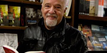 Paulo Coelho, ai që ka pikasur një dritëshkurtësi moderne, që na ka dënuar me vetmi në mes të turmës