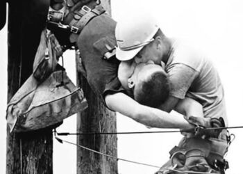 “Puthja e Jetës”, kur guximi mposht vdekjen dhe fotografia bëhet dëshmi e pavdekshme