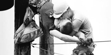 “Puthja e Jetës”, kur guximi mposht vdekjen dhe fotografia bëhet dëshmi e pavdekshme