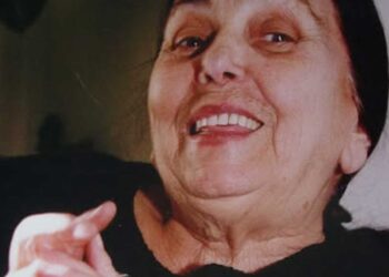 Violeta Manushi, rrugëtimi sfidues i vajzës korçare nga Olimbia e Karnavaleve te Teto Rita e “Pallati 176” e Teto Ollga e “Zanja nga Qyteti”