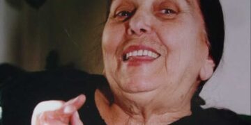 Violeta Manushi, rrugëtimi sfidues i vajzës korçare nga Olimbia e Karnavaleve te Teto Rita e “Pallati 176” e Teto Ollga e “Zanja nga Qyteti”