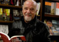 Paulo Coelho, ai që ka pikasur një dritëshkurtësi moderne, që na ka dënuar me vetmi në mes të turmës