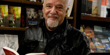 Paulo Coelho, ai që ka pikasur një dritëshkurtësi moderne, që na ka dënuar me vetmi në mes të turmës