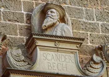 Basorelievi i Gjergj Kastrioti Skënderbeu në Castello de Monti, Pulia, një prani që tejkalon gurin dhe kohën