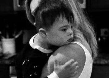 NË DITËN E AUTIZMIT… “Unë e mbaj atë, por në të vërtetë, është ai që më mban mua… të mos rrëzohem