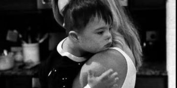 NË DITËN E AUTIZMIT… “Unë e mbaj atë, por në të vërtetë, është ai që më mban mua… të mos rrëzohem