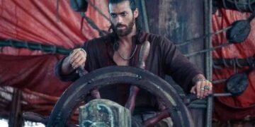 Kush është Can Yaman, aktori turk me origjinë shqiptare që po magjeps Italinë me rolin e Sandokanit
