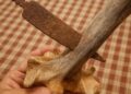 Një britmë metali e pleksur në kockën e kujtesës së dhunshme të bashkëjetesës së njeriut me konfliktin