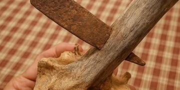 Një britmë metali e pleksur në kockën e kujtesës së dhunshme të bashkëjetesës së njeriut me konfliktin