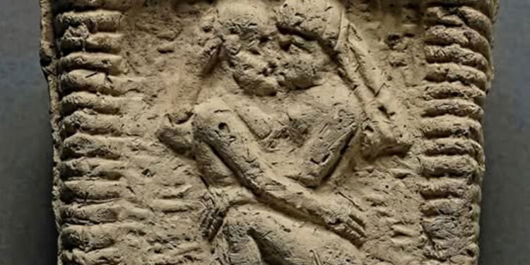 Puthja e parë e dëshmuar përmes artefaktit 4500-vjeçar, një fakt i hershëm i shprehjes së ndjenjës njerëzore