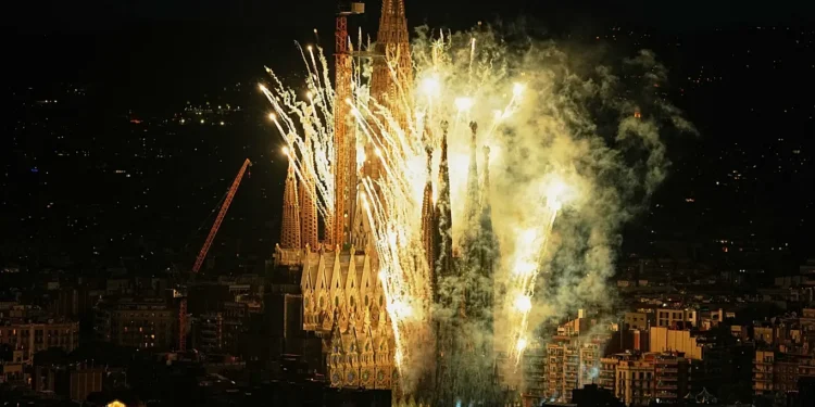 Sagrada Familia, 144 vite për të mbërritur në qiell, Kulla e Jezu Krishtit kurorëzon ëndrrën e Antoni Gaudít