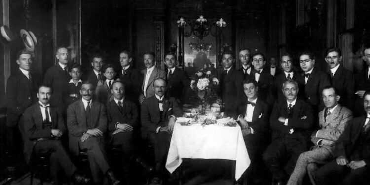 Dëshmia e një fotoje, 29 qershor 1920, kur studentët shqiptarë në Vjenë i rezervonin një pritje solemne Aleksandër Moisiut