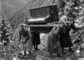 Historia e shndërruar në legjendë e 3 motrave që mbajtën në krahë një piano për 27 kilometra, që e ëma të vdiste në shtëpi në magjinë e tingujve