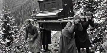 Historia e shndërruar në legjendë e 3 motrave që mbajtën në krahë një piano për 27 kilometra, që e ëma të vdiste në shtëpi në magjinë e tingujve