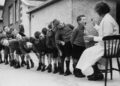 Një nga imazhet ikonike të kujdesit shëndetësor dhe edukimit të fëmijëve në fillimshekullin XX