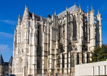 Katedralja Saint-Pierre de Beauvais në Francë, kur njeriu guxoi të ngjitej më lart se guri mund të mbante