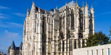 Katedralja Saint-Pierre de Beauvais në Francë, kur njeriu guxoi të ngjitej më lart se guri mund të mbante