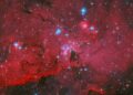 Teleskopi Hapësinor Hubble i NASA-s zbulon një “çerdhe” kozmike të ndezur, ku lindin mijëra yje