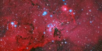 Teleskopi Hapësinor Hubble i NASA-s zbulon një “çerdhe” kozmike të ndezur, ku lindin mijëra yje