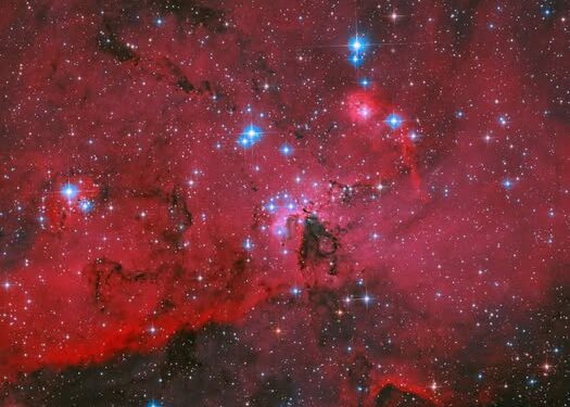 Teleskopi Hapësinor Hubble i NASA-s zbulon një “çerdhe” kozmike të ndezur, ku lindin mijëra yje