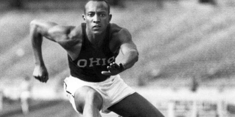 Triumfi i amerikanit Jesse Owens në Berlin, përballë Adolf Hitlerit: Kur një atlet me ngjyrë rrëzoi mitin e “racës superiore”