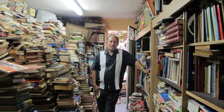 José Alberto Gutiérrez, shoferi i kamionit të mbeturinave që shpëtoi librat e flakur dhe e shndërroi shtëpinë në një bibliotekë për të varfrit